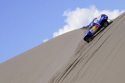 Sáinz y a su copiloto francés, Michel Perin, en su Volkswagen Race Touareg 2 durante la sexta etapa del Rally Dakar 2009 entre San Rafael y Mendoza, Argentina.