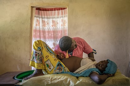 Kabon Kaba Nanga, partera del centro de salud de Gondeye, Chad, junto a su paciente, Kadja, durante una visita prenatal en la nueva sala de partos, atención prenatal y posnatal.