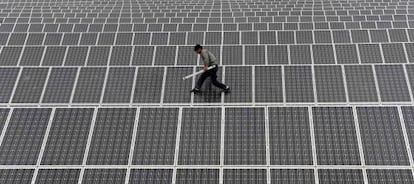 Un empleado de una empresa de paneles solares en China.