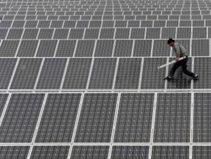 Un empleado de una empresa de paneles solares en China.