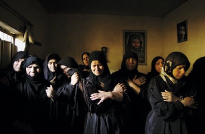 Mujeres iraquíes en Bagdad, durante el funeral de una víctima de los combates entre milicianos leales al clérigo chií Muqtada al Sáder y tropas estadounidenses, en abril de 2004.