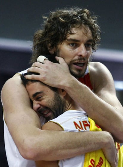 Pau Gasol se abraza a Juan Carlos Navarro tras ganar el oro europeo.