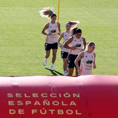LEGANÉS (MADRID), 26/06/2025.- La selección española femenina de fútbol ultima este jueves la puesta a punto para la disputa el viernes del único encuentro preparatorio para la Eurocopa de Suiza 2025, un amistoso ante la potente Japón en el estadio Butarque de Leganés (Madrid). EFE/Chema Moya
