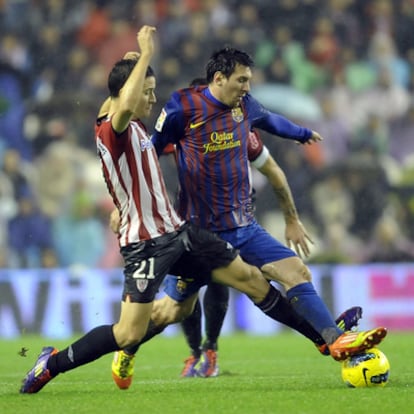Ander Herrera y Messi, enzarzados por la pelota.