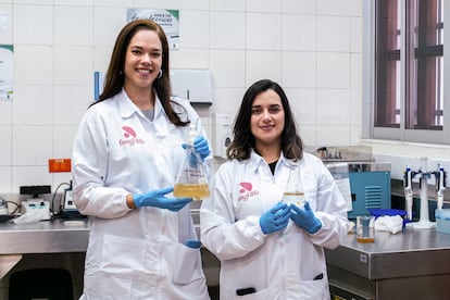 María Isabel Gaviria y Marybel Montoya en su laboratorio, en una fotografía de archivo.