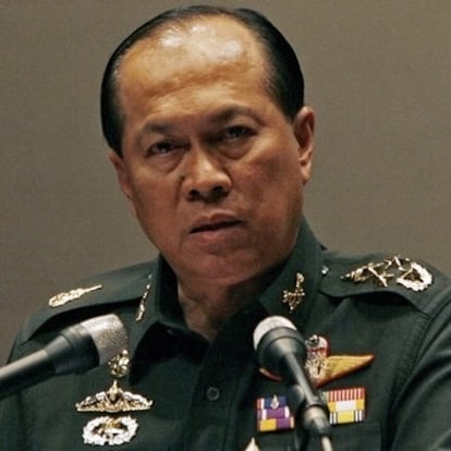 El jefe del Ejército tailandés, Anupong Paochinda, durante la alocuación en la que ha pedido la disolución del Gobierno y la convocatoria de elecciones desde el cuartel general esta mañana