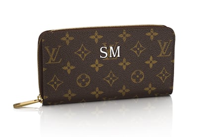 Firmas como Louis Vuitton llevan apostando desde siempre por la personalización. Esta cartera cuesta 745 euros.