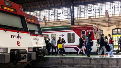 Trenes en la estación del norte de Valencia