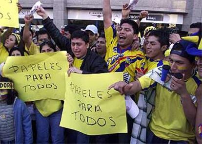 Aficionados ecuatorianos reclaman "papeles" ayer a las puertas del Calderón.