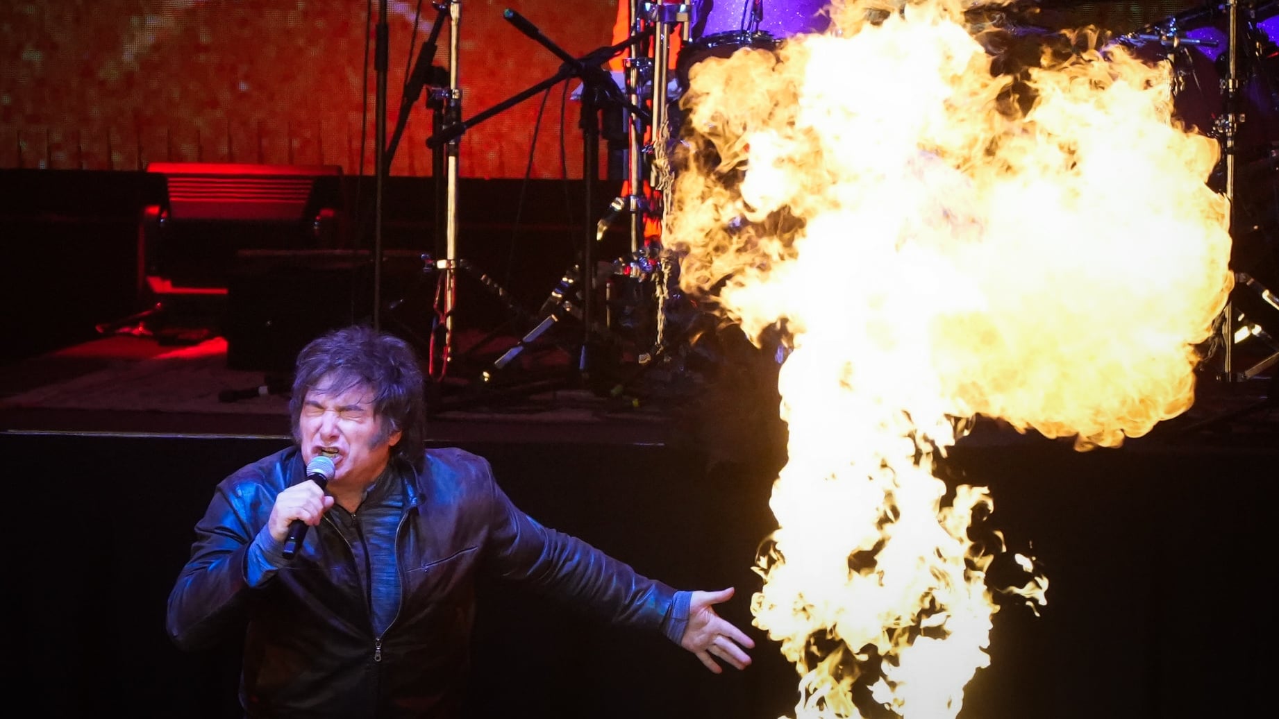 Milei celebra un recital de rock ante 15.000 personas para salvar la campaña electoral