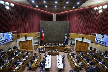 Los senadores en la Cámara durante la sesión de acusación y defensa del juez Sergio Muñoz Gajardo, el 15 de octubre en Santiago, Chile.