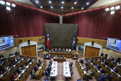 Los senadores en la Cámara durante la sesión de acusación y defensa del juez Sergio Muñoz Gajardo, el 15 de octubre en Santiago, Chile. 