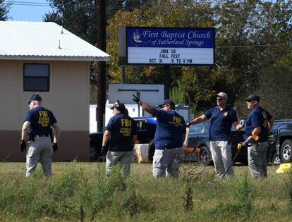 Agentes del FBI en las inmediaciones de la iglesia atacada.