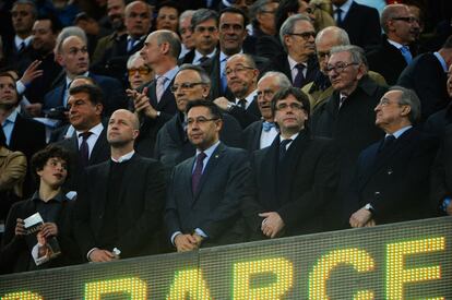 De izquierda a derecha, Jordi Cruyff, hijo del desaparecido Johan Cruyff, Josep Maria Bartomeu, presidente del Barcelona, Carles Puigdemont, presidente de Cataluña y Florentino Perez, presidente del Real Madrid, en el palco del Camp Nou.