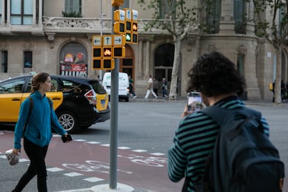 El semáforo del carril bici en la calle de Girona esquina con la ronda de Sant Pere.