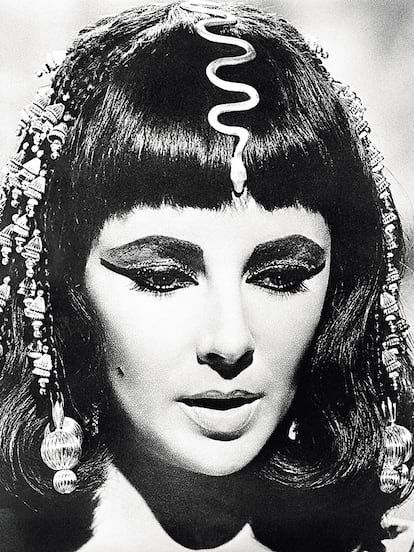 Cleopatra llevaba joyas con forma de serpiente en la cabeza y las muñecas porque, según la creencia del Antiguo Egipto, eran las zonas en las que este animal dotaba a su portador de inmortalidad. Cuando Elizabeth Taylor rodó la película en 1963 comenzó su largo idilio con Bvlgari.