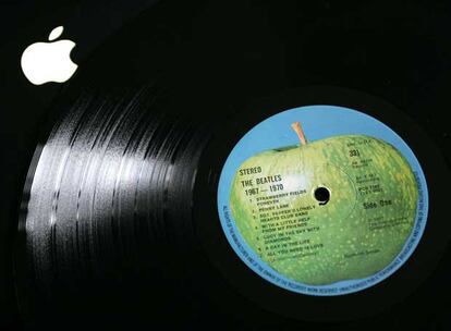 Imagen tomada en Londres el pasado marzo de un disco con el logotipo de Apple Corps en un ordenador de Apple, con su logo en la esquina superior izquierda.