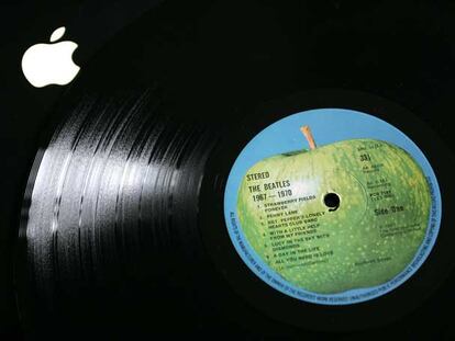 Imagen tomada en Londres el pasado marzo de un disco con el logotipo de Apple Corps en un ordenador de Apple, con su logo en la esquina superior izquierda.