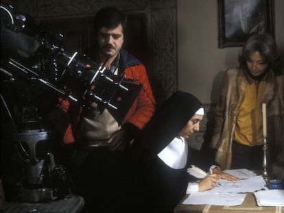 Concha Velasco y Josefina Molina, en el rodaje de la serie de 1984 'Santa Teresa'.
