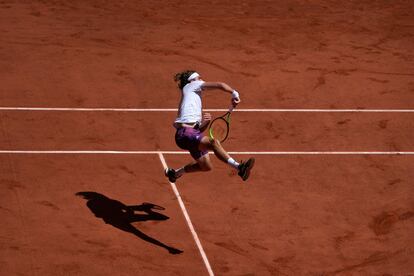 Tsitsipas volea de forma acrobática durante el partido contra Zverev en la Philippe Chatrier.