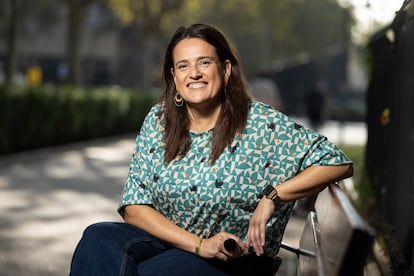 Paqui Moreno, paciente de psoriasis y artritis psoriásica, en el paseo de Gracia en Barcelona, el pasado jueves.