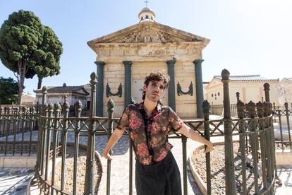 El escritor y poeta Ángelo Néstore en el Cementerio de San Miguel, en Málaga, en agosto pasado.