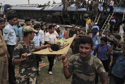 Miembros de las fuerzas de seguridad trasladan el cadáver de una de las víctimas del atentado en India.