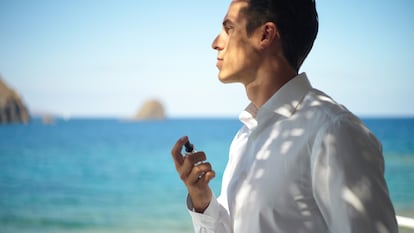 Artículo de EL PAÍS Escaparate que describe el uso de la colonia para hombre de Calvin Klein superventas este verano.