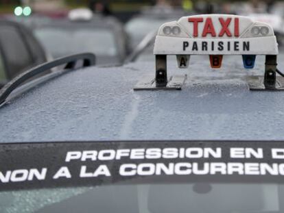 Taxi durante el paro convocado por el sector en Par&iacute;s (Francia) contra la plataforma Uber.