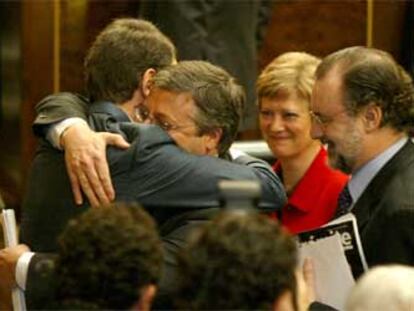 José Blanco, secretario de organización del PSOE, abraza a José Luis Rodríguez Zapatero tras la votación.