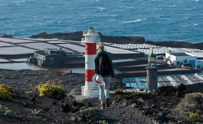 El faro y, al fondo, las salinas de Fuencaliente, en La Palma.