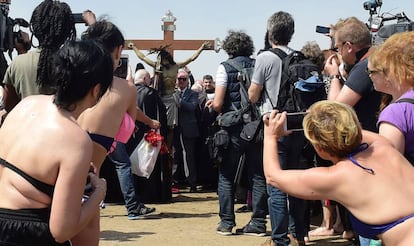 El Cristo del Salvador, el patrón de El Cabanyal, llega hasta la orilla del mar, rodeado de bañistas.