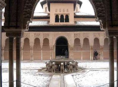 El Patio de los leones de la Alhambra cubierto de nieve