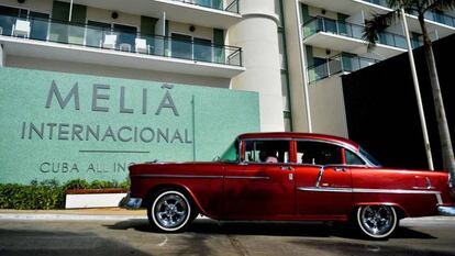 Un vehículo estacionado en la entrada del hotel Meliá Internacional en Varadero (Cuba). 