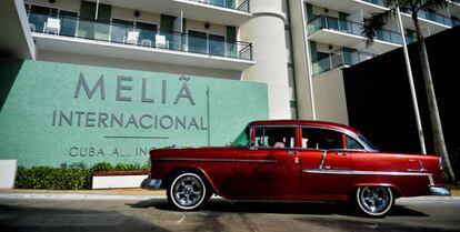 Un vehículo estacionado en la entrada del hotel Meliá Internacional en Varadero (Cuba). 