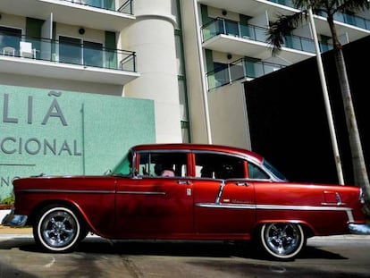 Un vehículo estacionado en la entrada del hotel Meliá Internacional en Varadero (Cuba). 