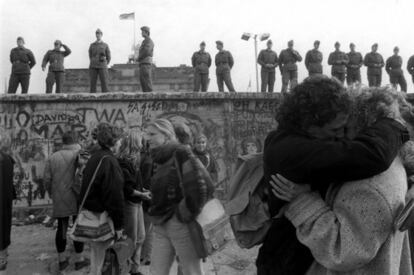 Un grupo de j&oacute;venes celebra la ca&iacute;da del muro de Berl&iacute;n, en 1989.