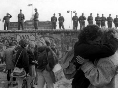 Un grupo de j&oacute;venes celebra la ca&iacute;da del muro de Berl&iacute;n, en 1989.