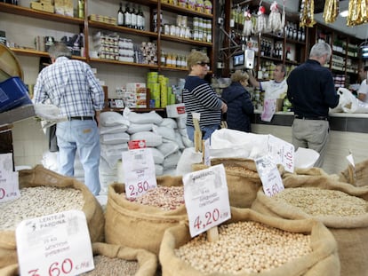 Varias personas esperan su turno para ser atendidas en una tienda en el casco viejo de Bilbao, este martes.