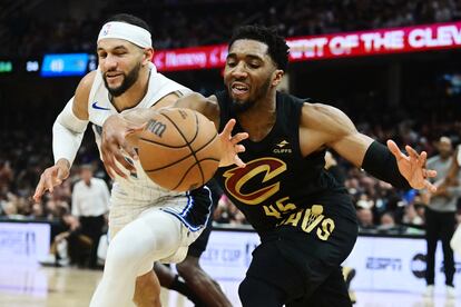 El escolta de los Cleveland Cavaliers Donovan Mitchell (45) lucha por un balón suelto con Jalen Suggs, de los Orlando Magic, en el partido de este domingo.