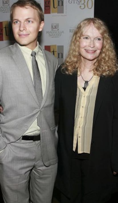 Mia Farrow, con su hijo Ronan.