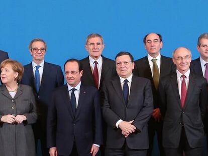 Alierta, Gal&aacute;n y Pablo Isla (fila trasera) posan junto con Merkel, Hollande y Barroso (en primera fila) 