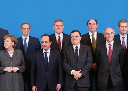 Alierta, Galán y Pablo Isla (fila trasera) posan junto con Merkel, Hollande y Barroso (en primera fila)