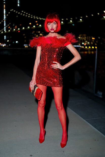 La top ucraniana Alina Baikova, eligió un modelo rojo con peluca y medias a juego para disfrutar de la fiesta celebrada por Chanel.