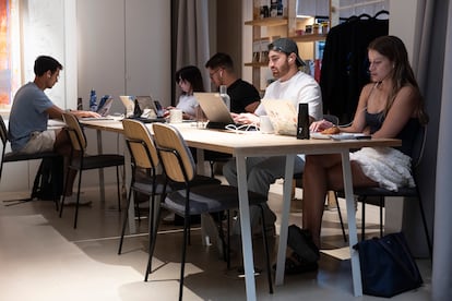 Coworking space in the Madrid Osom Coffee cafeteria.