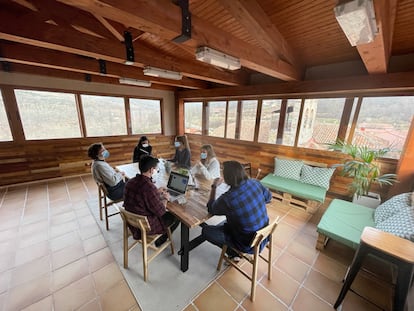 Emprendedores que comparten oficina en El Refugio, en Puebla de la Sierra (Madrid).