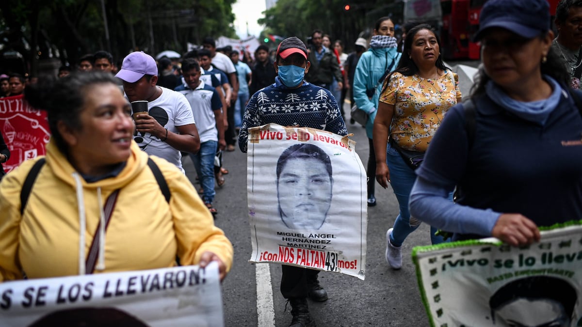 Las familias de Ayotzinapa denuncian que la Fiscalía analiza restos ...
