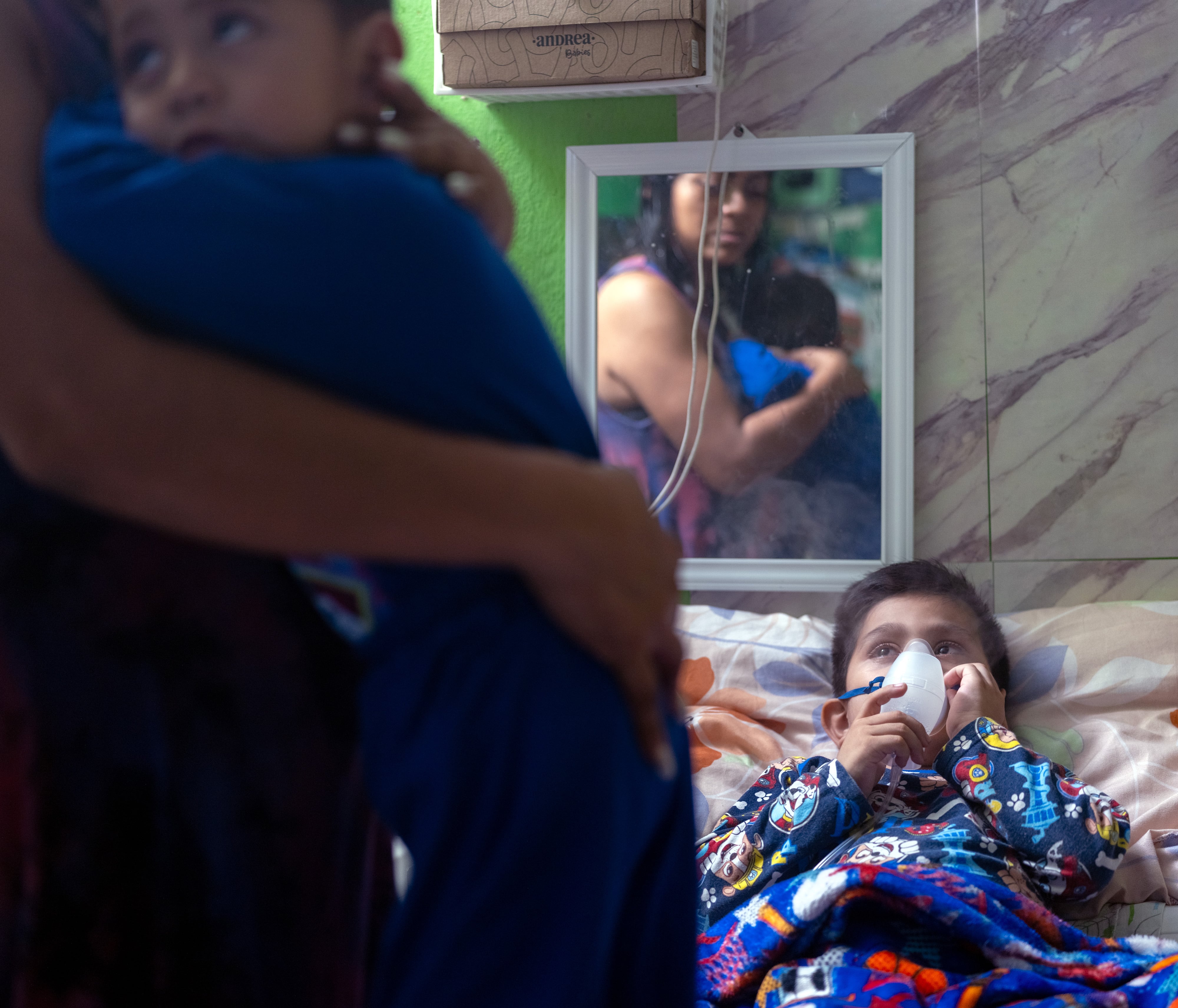 Thiago, de 4 años, observa a su mamá mientras está nebulizado en Paraíso, en enero de 2026.