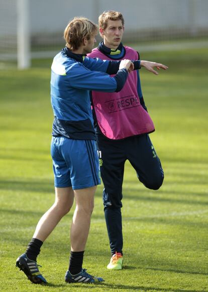 Stefan Kiessling y Simon Rolfes durante el entrenamiento. 