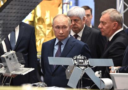 El presidente ruso, Vladímir Putin, este jueves en una empresa rusa de satélites.